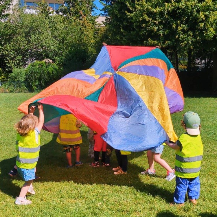 enfants-creche-crocos-jouant-jardin-reuilly-2025-07-10