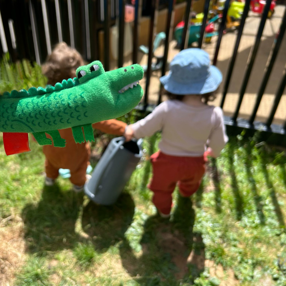 enfants-tenant-arrosoir-jardin-creche-les-crocos-2025