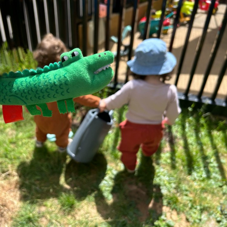 enfants-tenant-un-arrosoir-jardin-creche-crocos