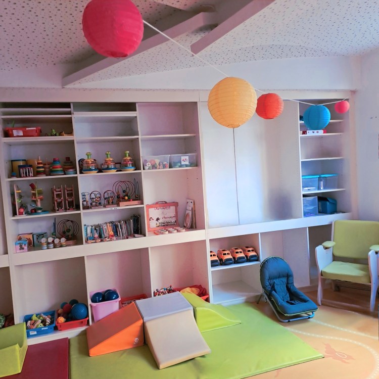 salle-creche-parentale-Les-Crocos-Paris-12-lampions-colorés-2025-06-21