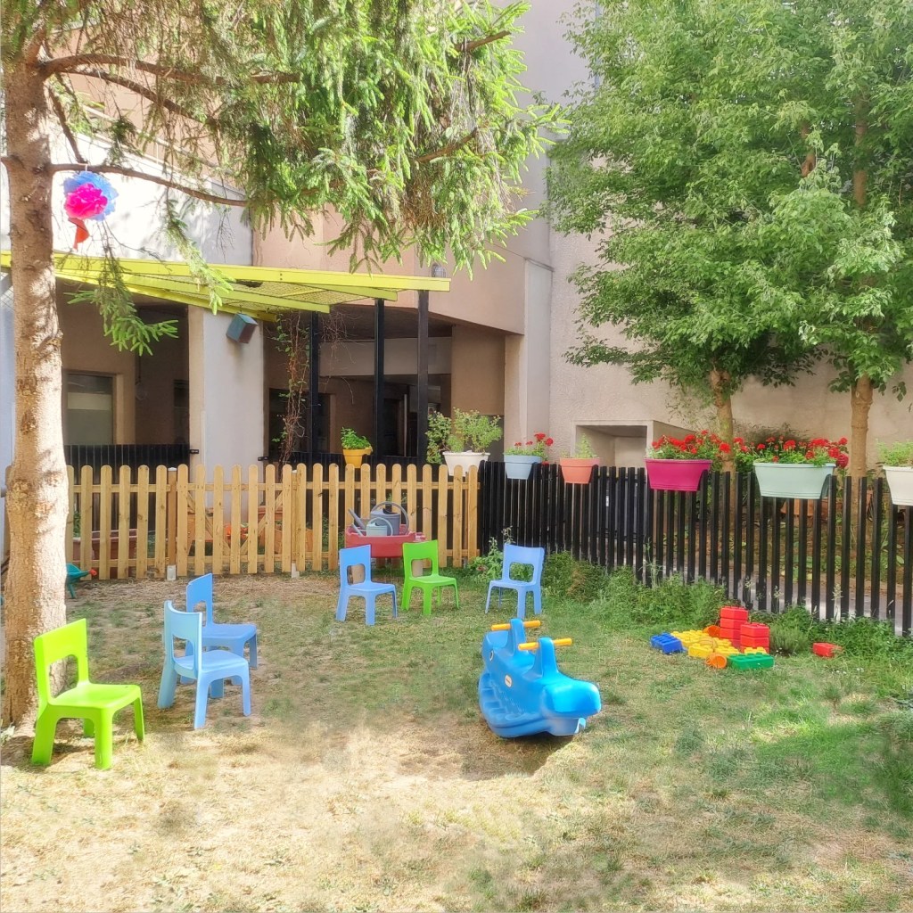 Jardin de la crèche parentale Les Crocos, Paris 12e, 75012, installation pour la journée portes ouvertes du 2025-06-21