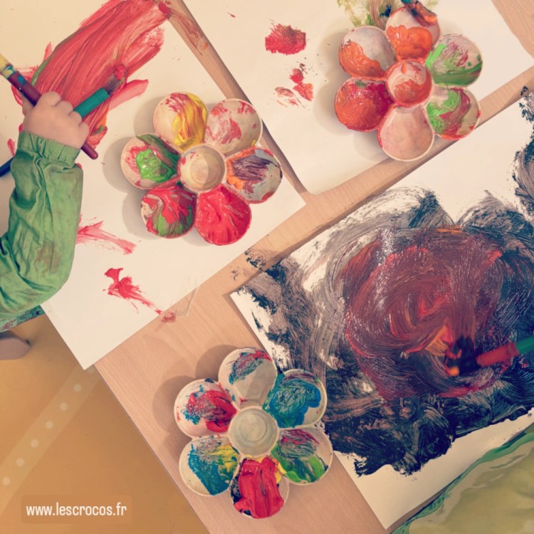 Creche-parentale-Les Crocos-Paris-12-main-enfant-peinture-2025-06-20