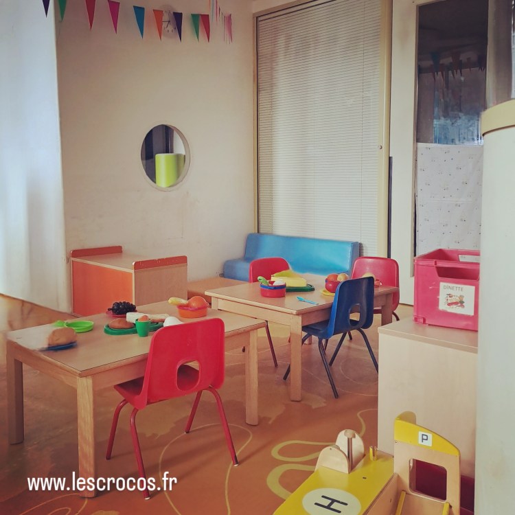 creche-parentale-Les-Crocos-Paris-12-jeux-dinette-garage-jaune-2025-06-21