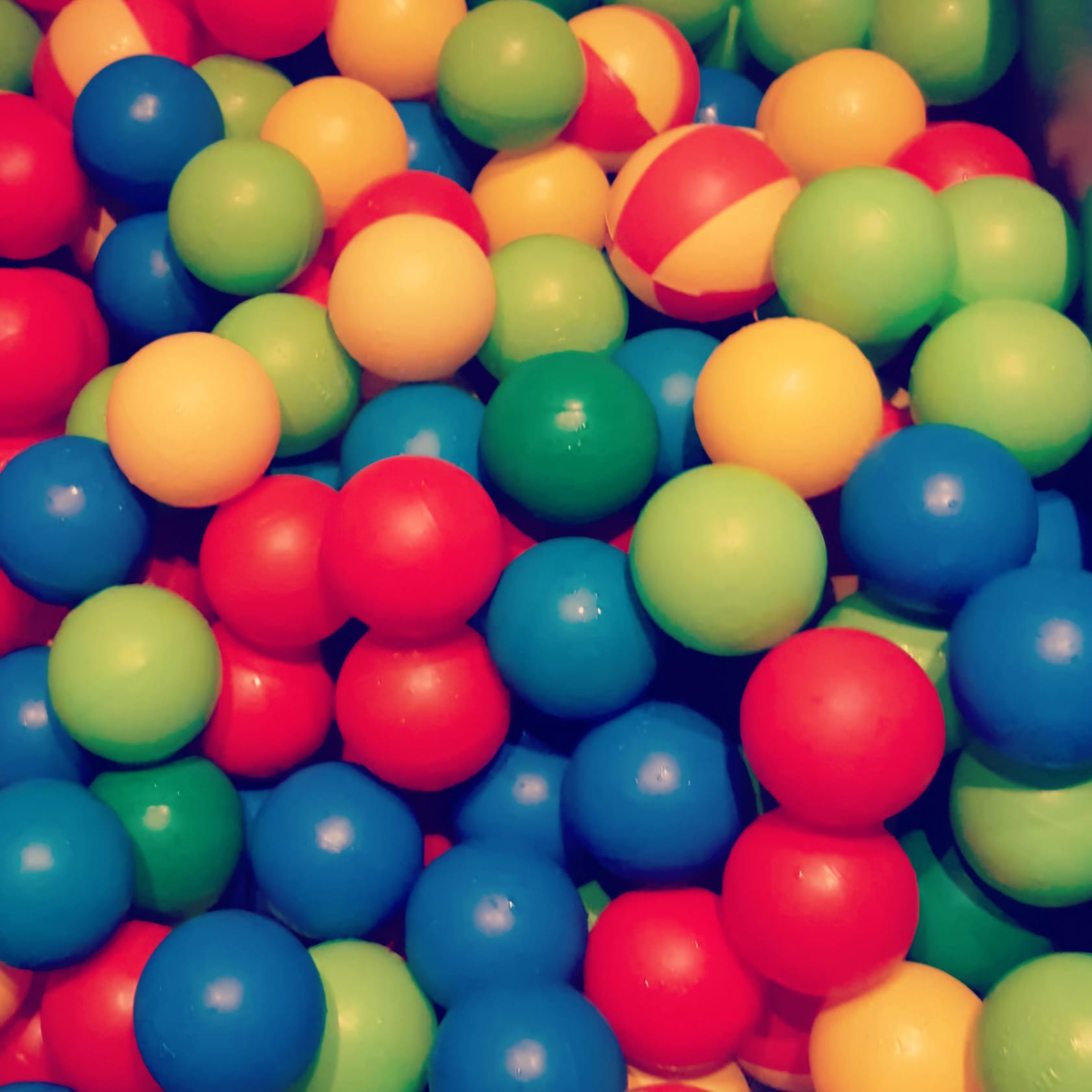 Photo de balles de piscine à balle, détail, crèche parentale Les Crocos, Paris 12, 75012, 2025-06-20