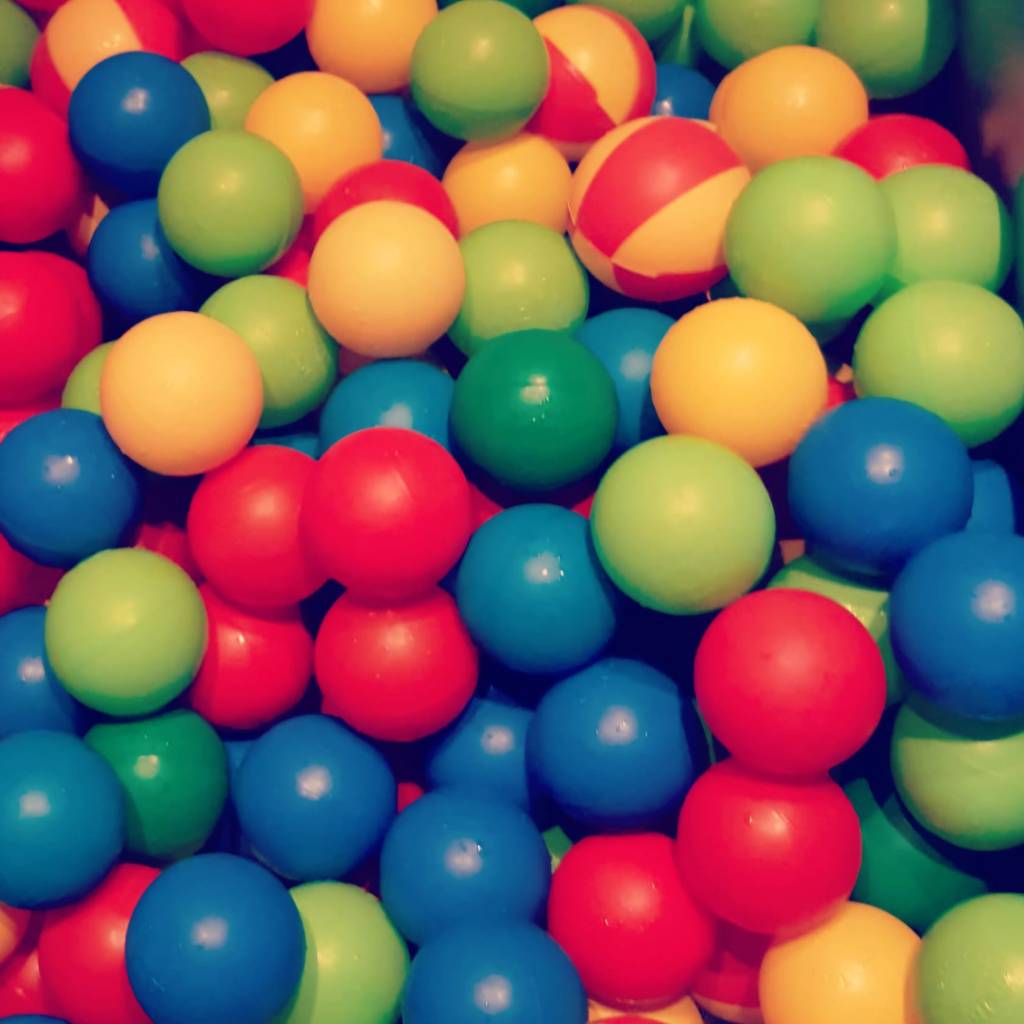 Piscine à balles, détail de la crèche parentale Les Crocos, Paris 12, 75012, 2025-06-20