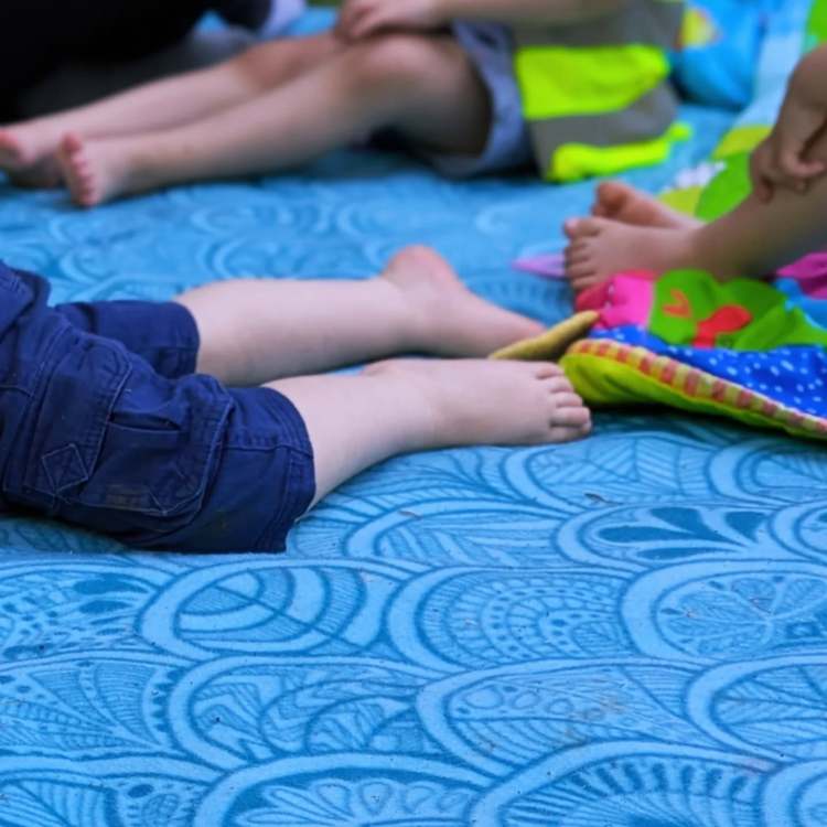 Enfants-crèche-parentale-Les-Crocos_faisant-sieste-jardin-2025