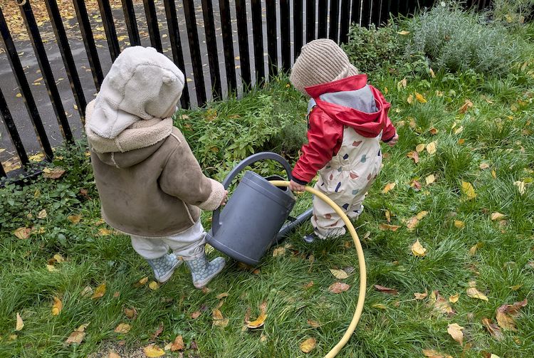 enfants-arrosant-jardin-creche-les-crocos-paris-12-20251027