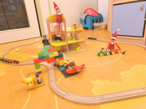 Les lutins farceurs s&rsquo;invitent à la crèche Les Crocos pour&nbsp;Noël